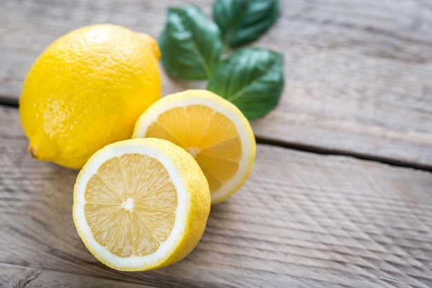 Limoni freschi sulla tavola di legno