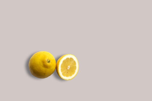 Limoni gialli freschi su uno sfondo bianco per il menu Sfondio geometrico Spazio di copia piatto vista superiore