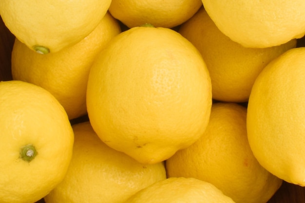 Limoni gialli freschi