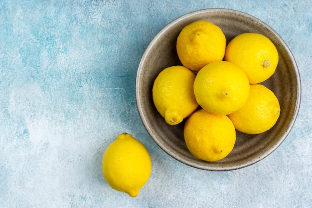 Limoni gialli interi isolati su sfondo luminoso Limoni agrumi estate sana Copia spazio