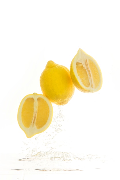 Limoni in acqua con le bollicine.