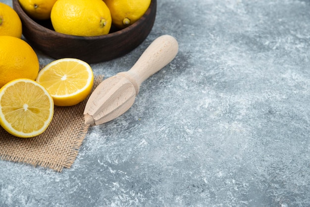 Limoni in cassetta di legno affettati e pieni di composizione fresca backround grigio