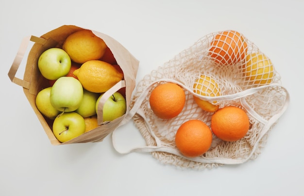 Limoni in sacchetto riutilizzabile Concetto di zero sprechi con sacchetto di corda sacchetto di rete sacchetto di grosery con frutta