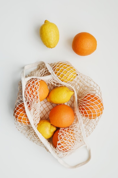 Limoni in sacchetto riutilizzabile Concetto di zero sprechi con sacchetto di corda sacchetto di rete sacchetto di grosery con frutta