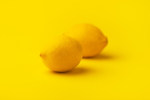 limoni interi su giallo