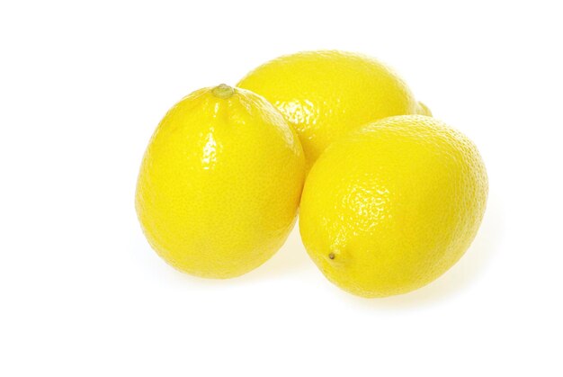 Limoni isolati su sfondo bianco