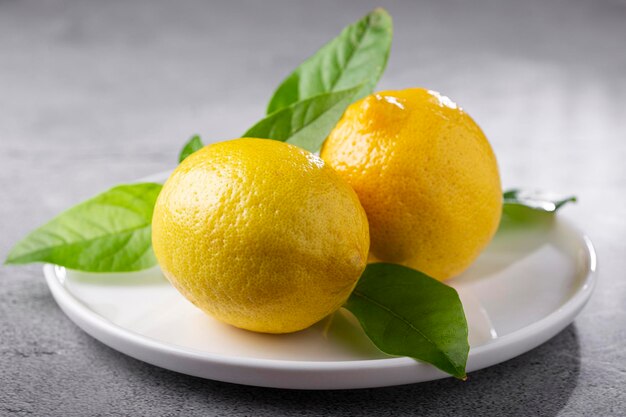 Limoni italiani freschi sul tavolo Limone siciliano