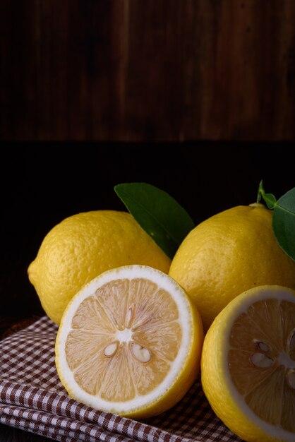 Limoni maturi freschi con lo spazio della copia sulla tavola di legno.