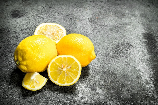 Limoni maturi freschi. Su fondo rustico.