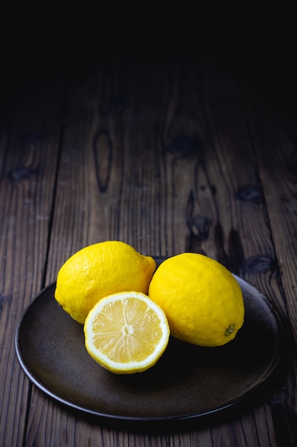 Limoni maturi freschi sulla tavola di legno.