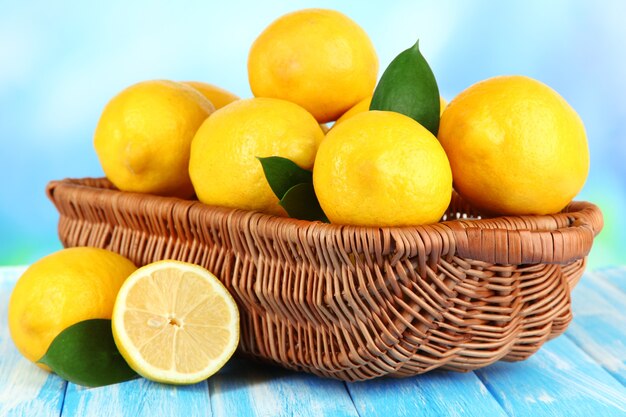 Limoni maturi isolati su bianco