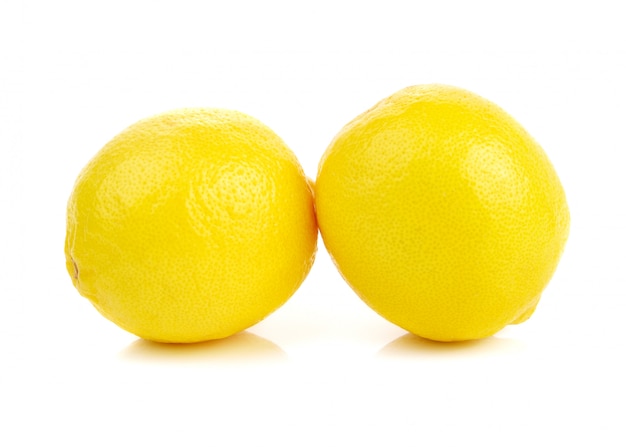 Limoni maturi isolati su bianco