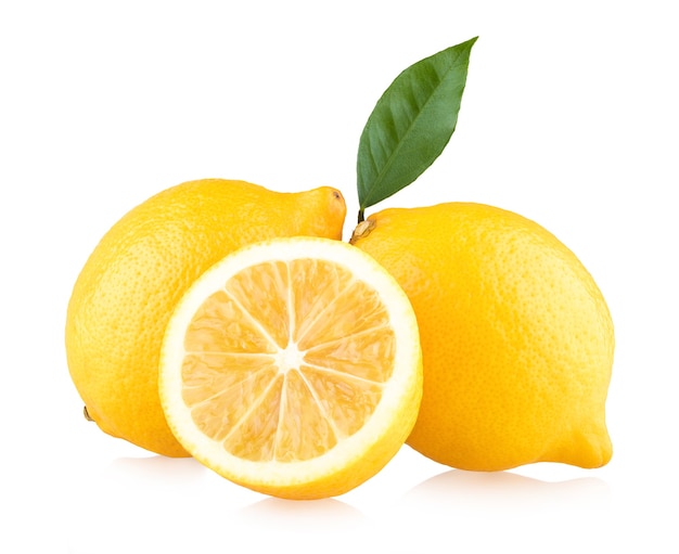Limoni maturi isolati su sfondo bianco