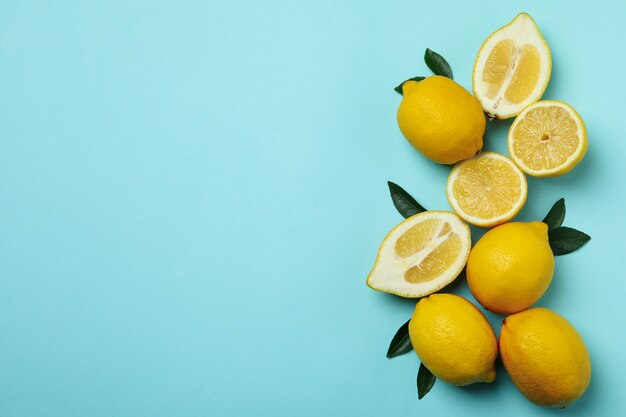 Limoni maturi sull'azzurro