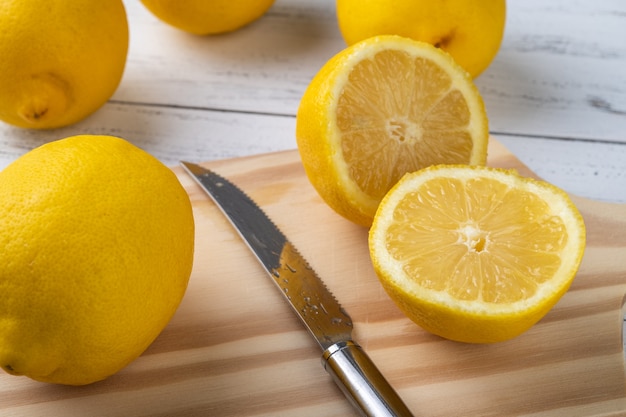 Limoni siciliani e metà di frutta su tavola di legno.