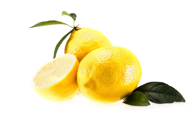 Limoni succosi gialli con foglie isolate su bianco
