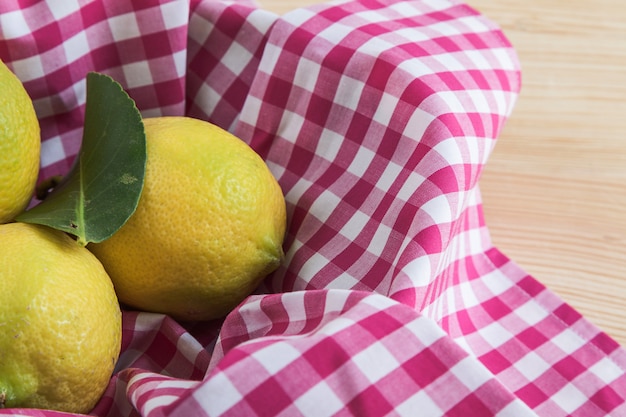 Limoni sul tavolo di legno