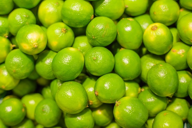 Limoni verdi freschi in supermercato