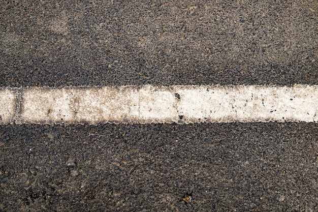 Linea bianca su strada nera strutturata