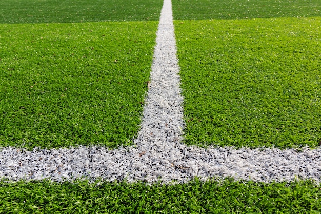 Linea bianca sul campo da calcio verde