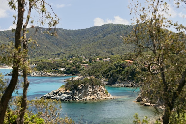 Linea costiera con la spiaggia di Spartia e le acque di Punta Agnone del Mar Ligure, isola d'Elba, Italia