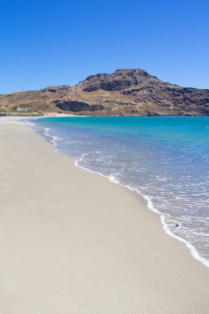 Linea costiera della spiaggia sabbiosa con acqua trasparente blu sull'isola di Creta in Grecia
