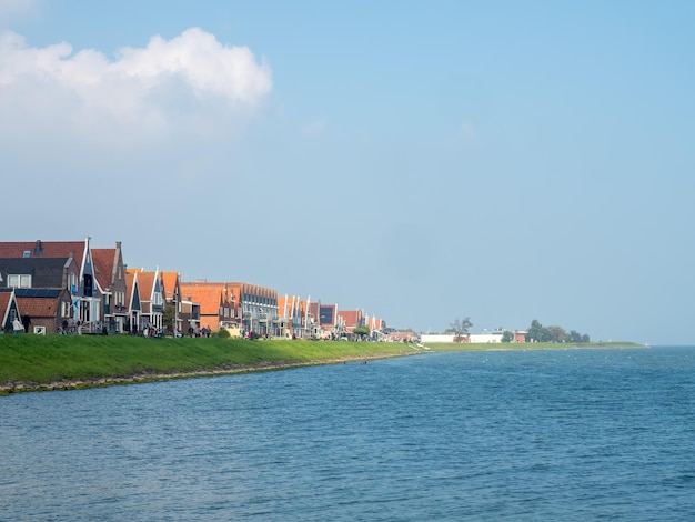 Linea costiera e spiaggia con vista mare a Volendam, Paesi Bassi, sotto il cielo blu