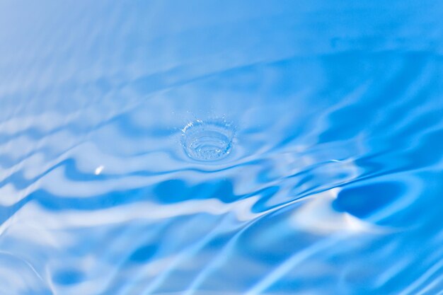 linea d'acqua blu splash pattern superficie e acqua trasparente su blu
