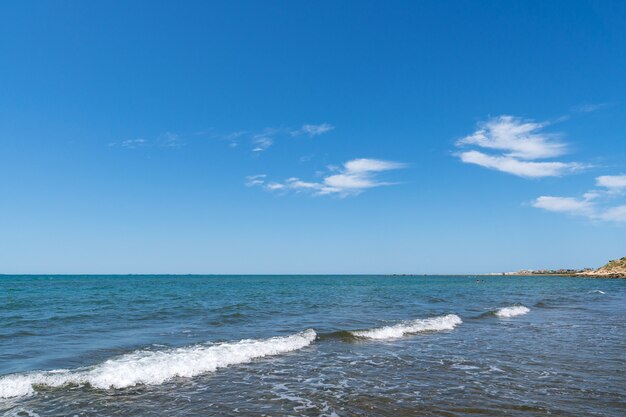 Linea dell'orizzonte sul mare blu