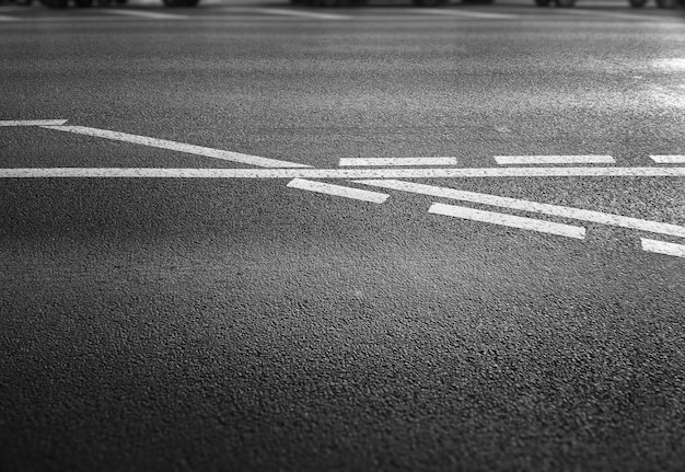 Linea di marcatura di separazione sullo sfondo del bokeh dell'autostrada