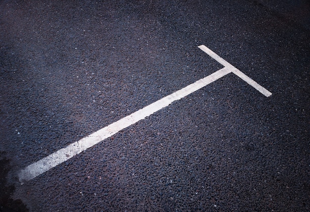Linea di parcheggio diagonale sullo sfondo dell'asfalto della città