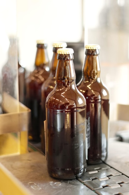 Linea di produzione birra e bottiglie nel birrificio o impianto di produzione Macchina per il trasporto di vetro di alcol e automazione del prodotto in magazzino per il processo industriale nell'industria alcolica