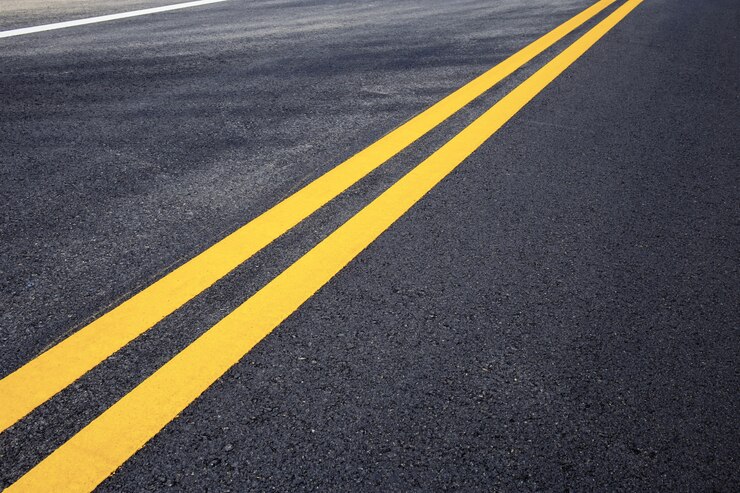 Linea di traffico di giallo sulla strada.