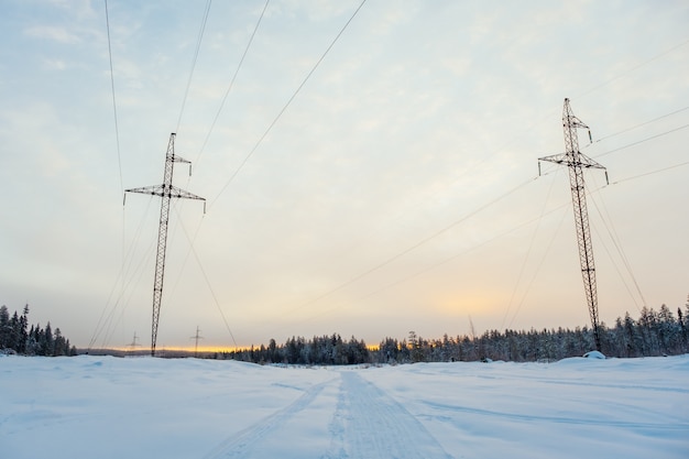 Linea di trasmissione di potenza in giornata nevosa invernale. Trasporto di elettricità