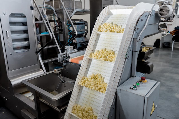 Linea di trasporto per il confezionamento di snack e patatine in una moderna fabbrica