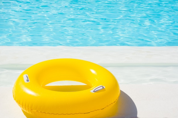 Linea di vita gialla accanto a una piscina