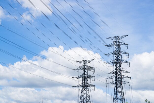 Linea elettrica ad alta tensione e pilastro sul cielo blu