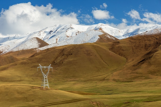 Linea elettrica ad alta tensione nelle montagne del Kirghizistan