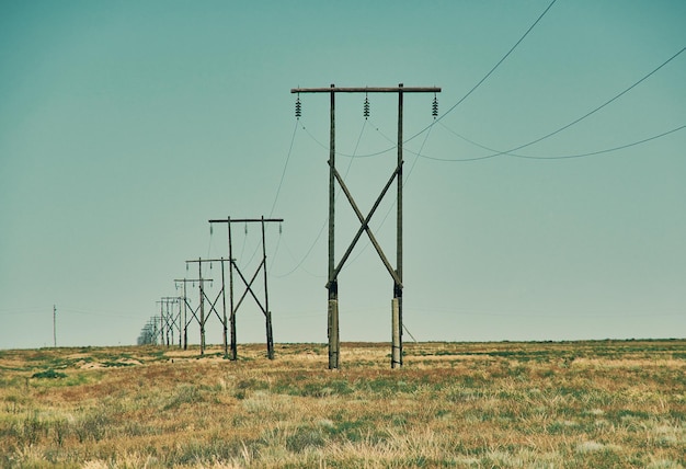 Linea elettrica aerea nel deserto