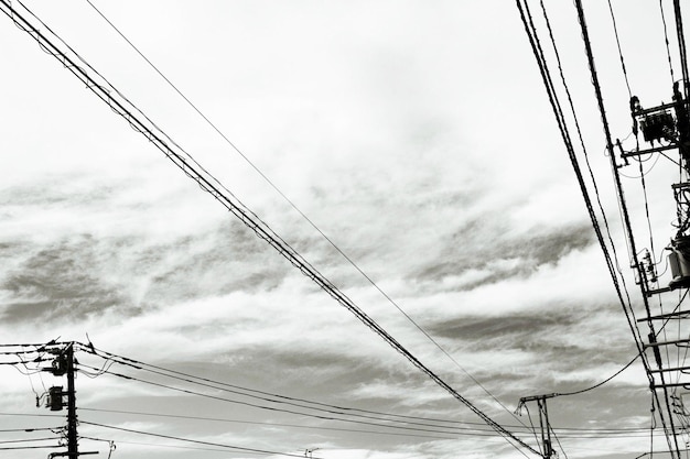 linea elettrica con il cielo