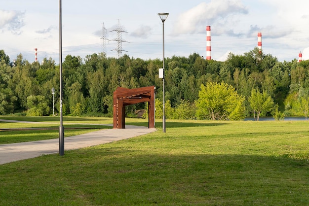 Linea elettrica del prato nel parco estivo