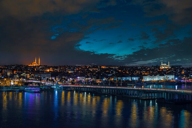 Linea ferroviaria della metropolitana di Istanbul e Platfrom costruita su Halic con splendidi monumenti di Istanbul