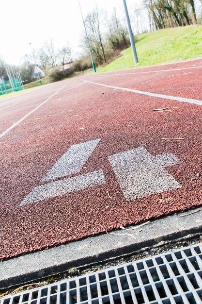 Linee bianche e struttura della pista da corsa