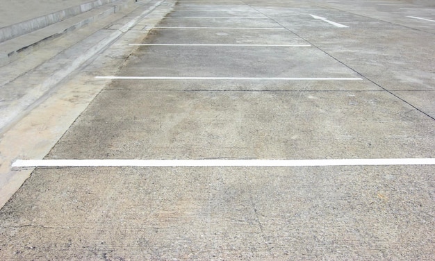 Linee di parcheggio su sfondo di cemento