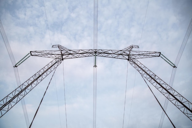 Linee di trasmissione di potenza contro il cielo blu