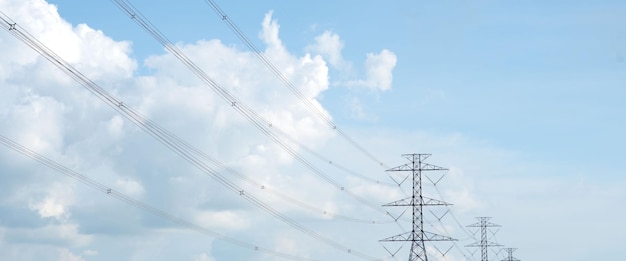 Linee elettriche ad alta tensione al mattino. Torre di trasmissione ad alta tensione.