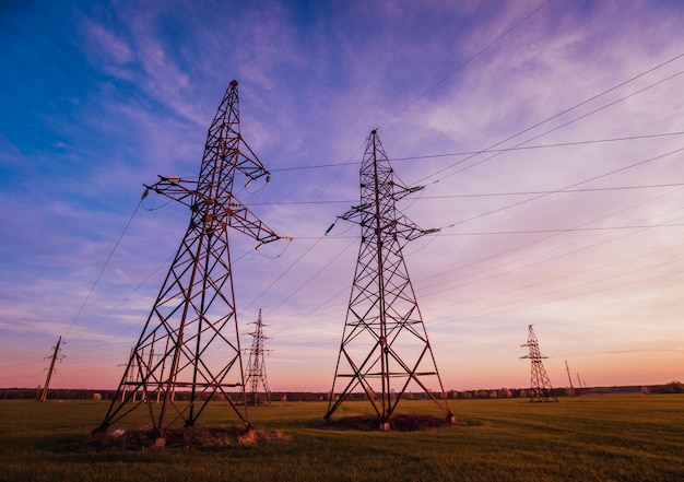 Linee elettriche ad alta tensione al tramonto. Stazione di distribuzione dell'energia elettrica.