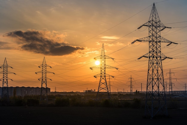 Linee elettriche ad alta tensione sul bellissimo tramonto.