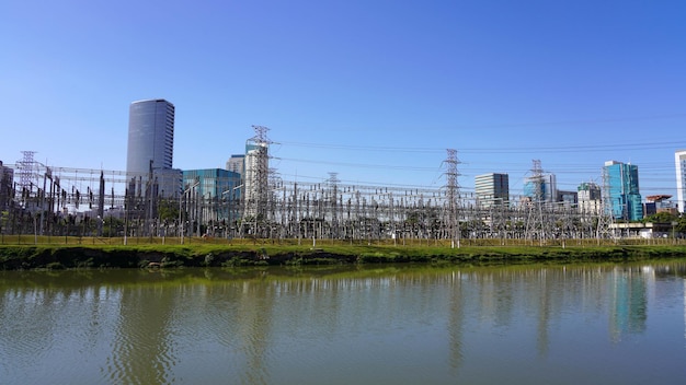 Linee elettriche ad alta tensione Veduta panoramica della trasmissione elettrica ad alta pressione dalla centrale elettrica Usina Elevatoria de Traicao sul fiume Pinheiros a Sao Paulo, Brasile