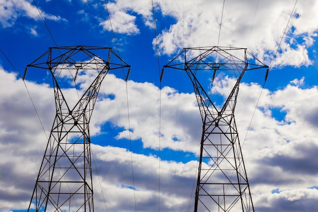 Linee elettriche aeree in un cielo nuvoloso invernale nuvole di cielo linee elettriche